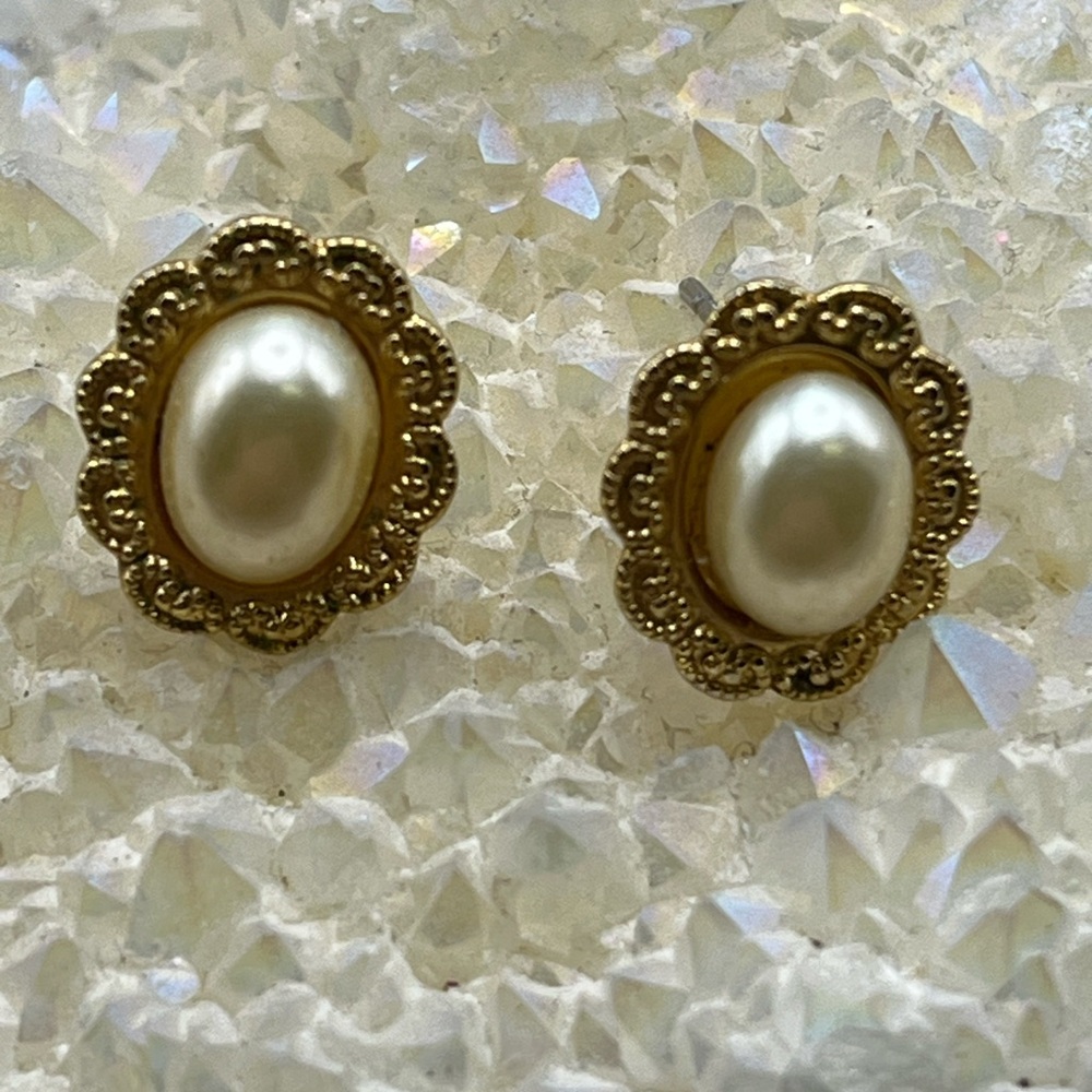 Elegant Vintage Petite Gold Tone and Pearl Stud Earrings